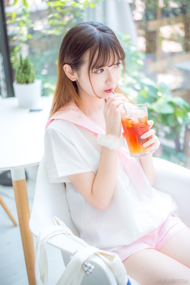 弓弦连续震颤了三次，两名江东水军应声而倒，第三箭，却因船身摇晃，射偏了。